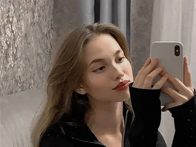 AraHailey Brown Eyes webcam from Russia
